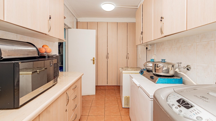 7 Bedroom Property for Sale in Plattekloof Western Cape